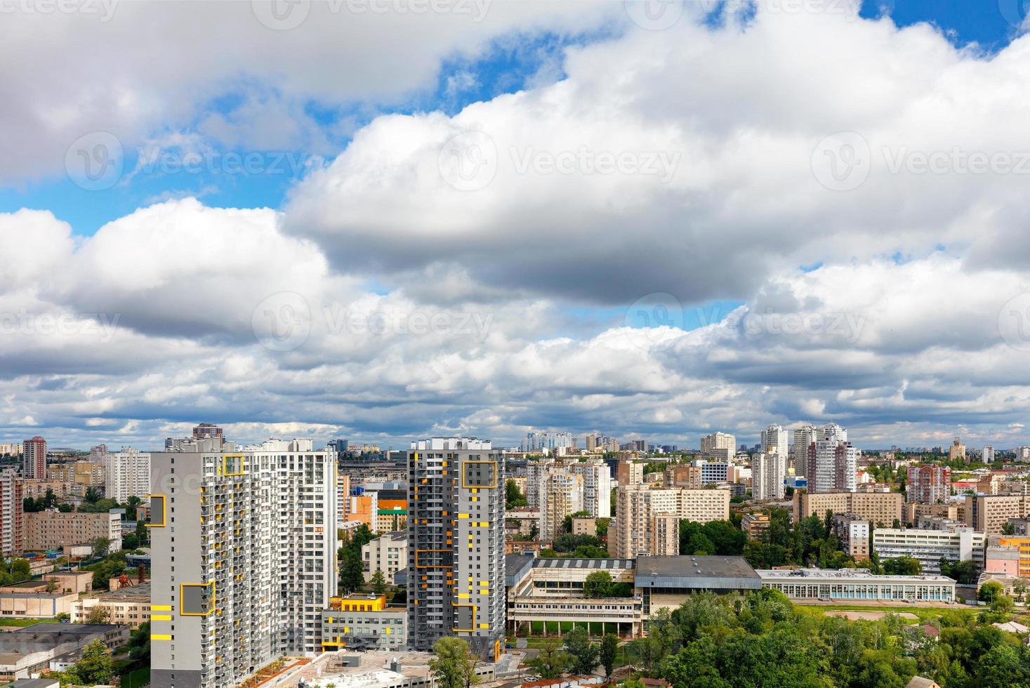 drammatico bel cielo con spesse nuvole sopra le aree residenziali della città. foto