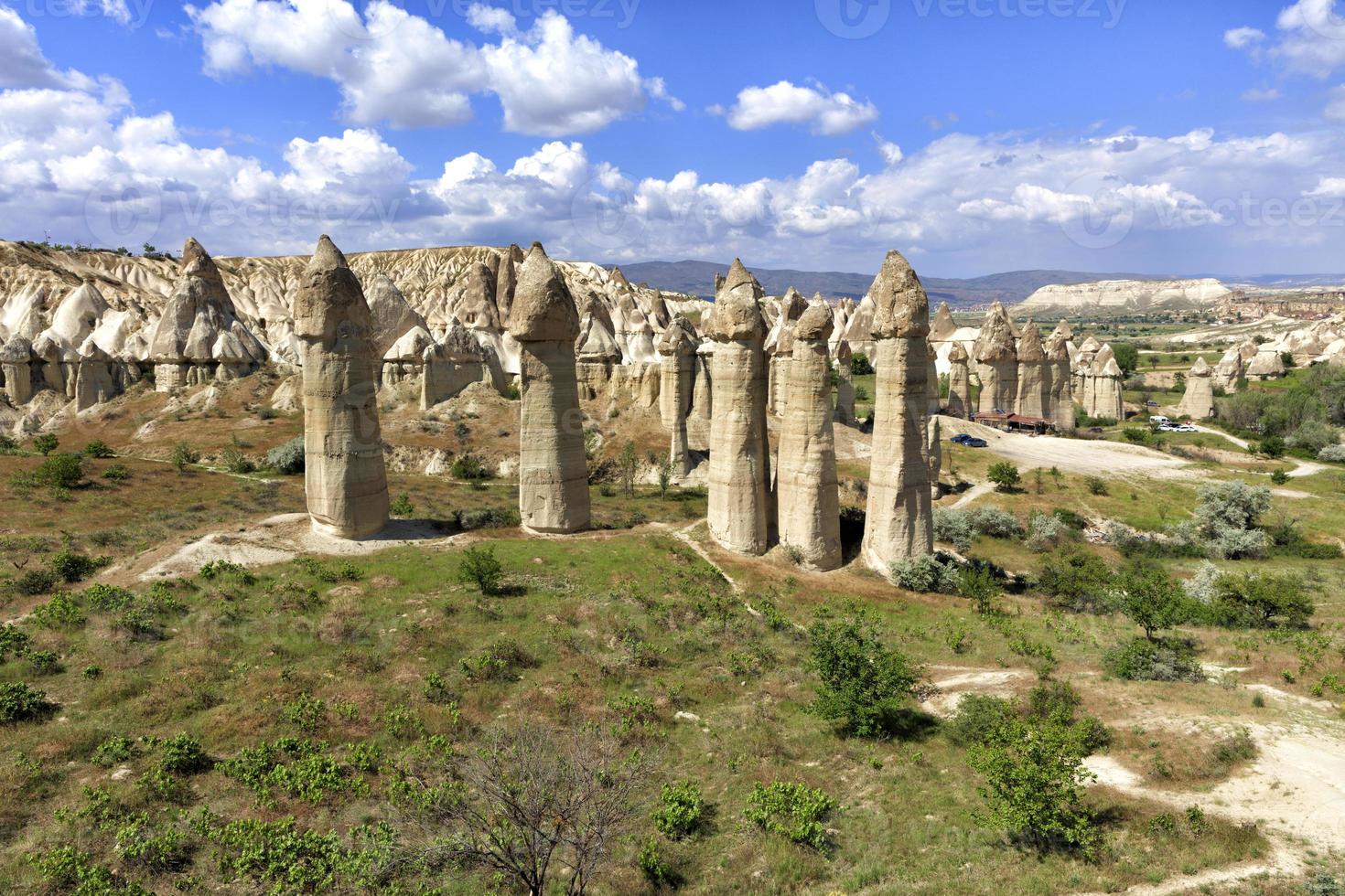 grandi formazioni rocciose falliche nella valle dell'amore, cappadocia, turchia. foto