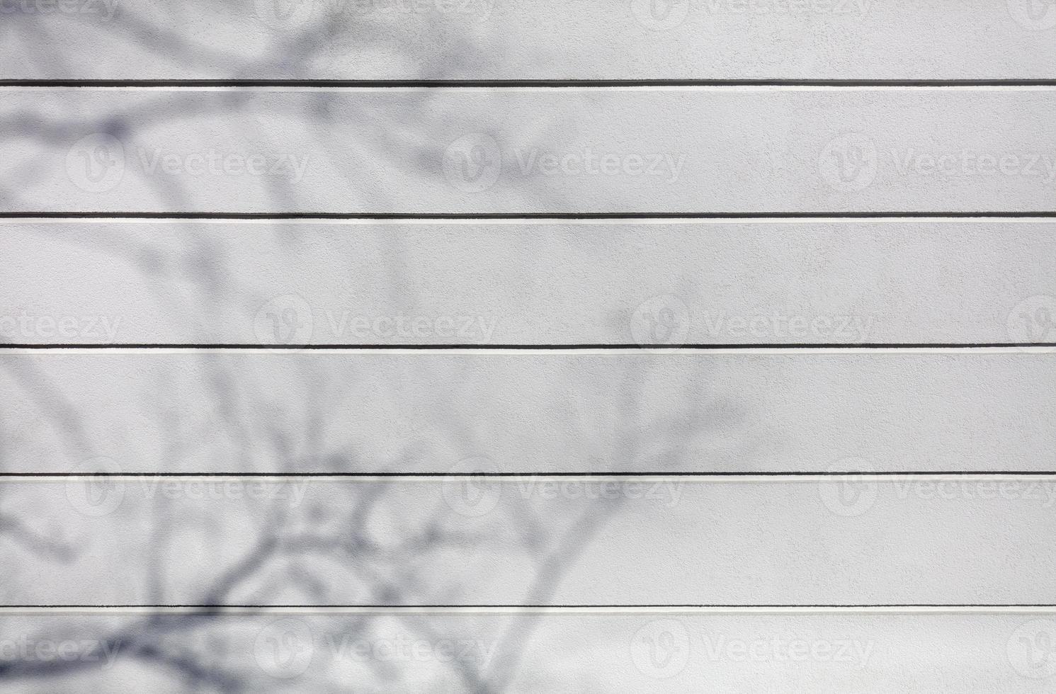 struttura del muro di cemento intonaco bianco con scanalature di divisione orizzontali sulla parete. foto