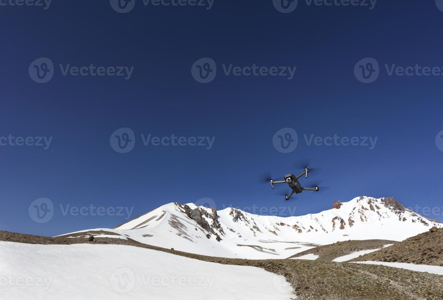 un giocattolo volante si librava sopra la cima del monte Ercius contro il cielo azzurro. foto