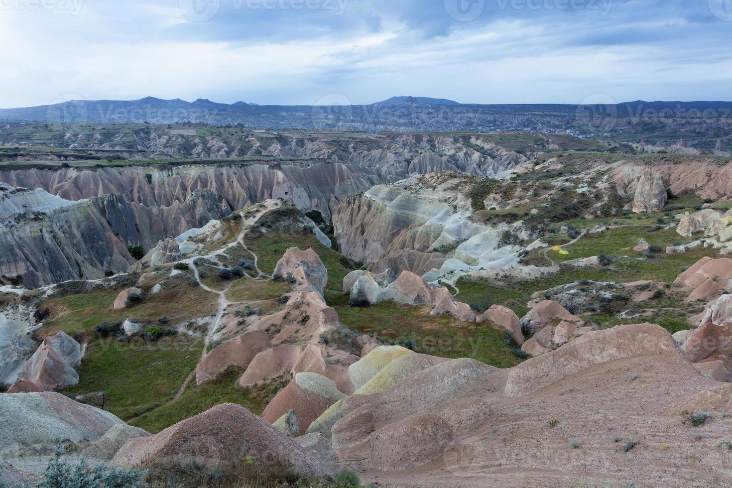 grotte abbandonate nelle montagne della cappadocia foto