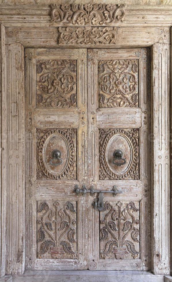 antiche porte antiche in legno con maniglie in metallo e serratura centrale foto
