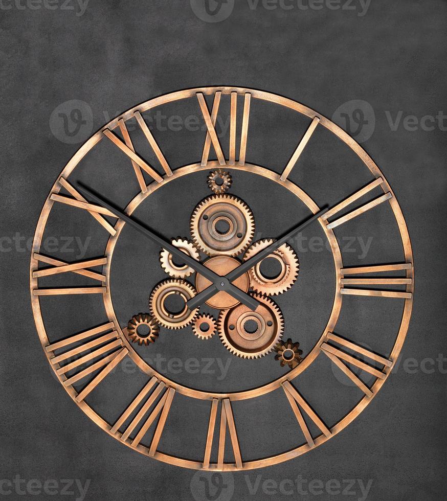 insolito orologio da parete industriale in metallo e ingranaggi veri su fondo nero granito. foto