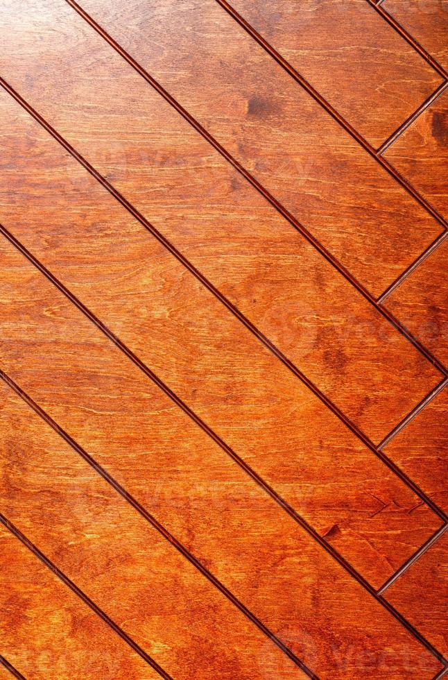 vecchie tavole di legno dipinte con vernice arancione formano un motivo a spina di pesce, struttura in legno. foto