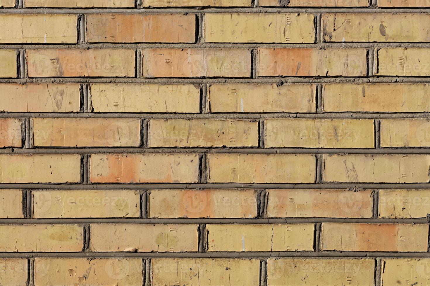 la trama pronunciata del vecchio mattone sul muro con fughe in cemento. foto