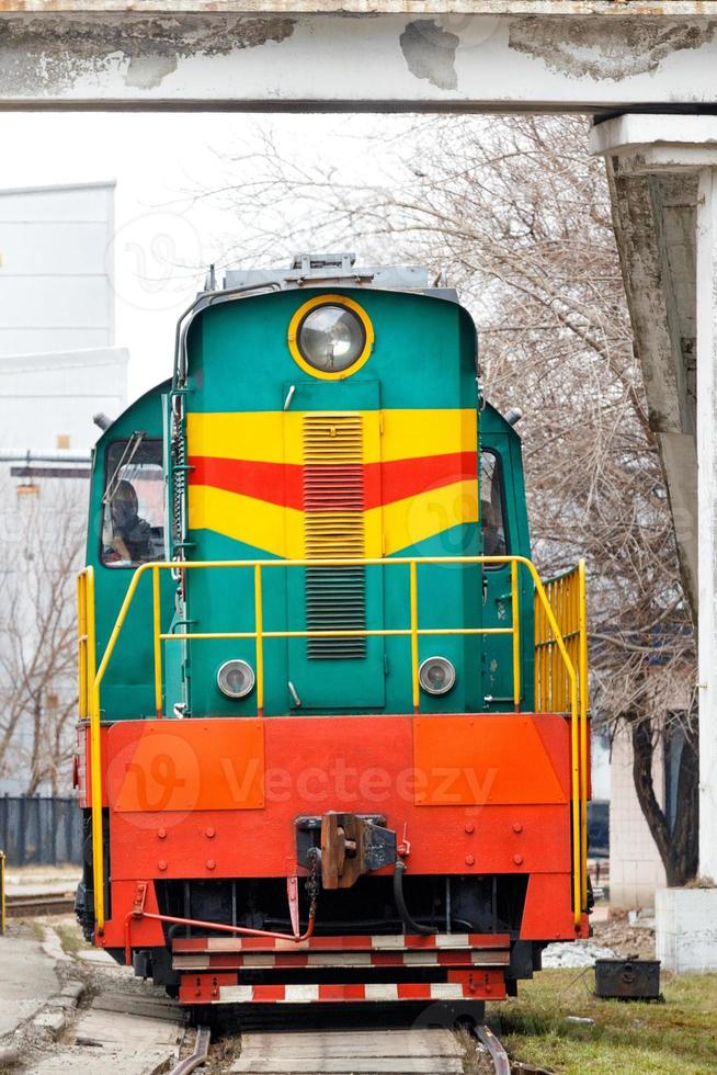 una vecchia locomotiva elettrica funzionante esce dal deposito ferroviario. immagine verticale. foto