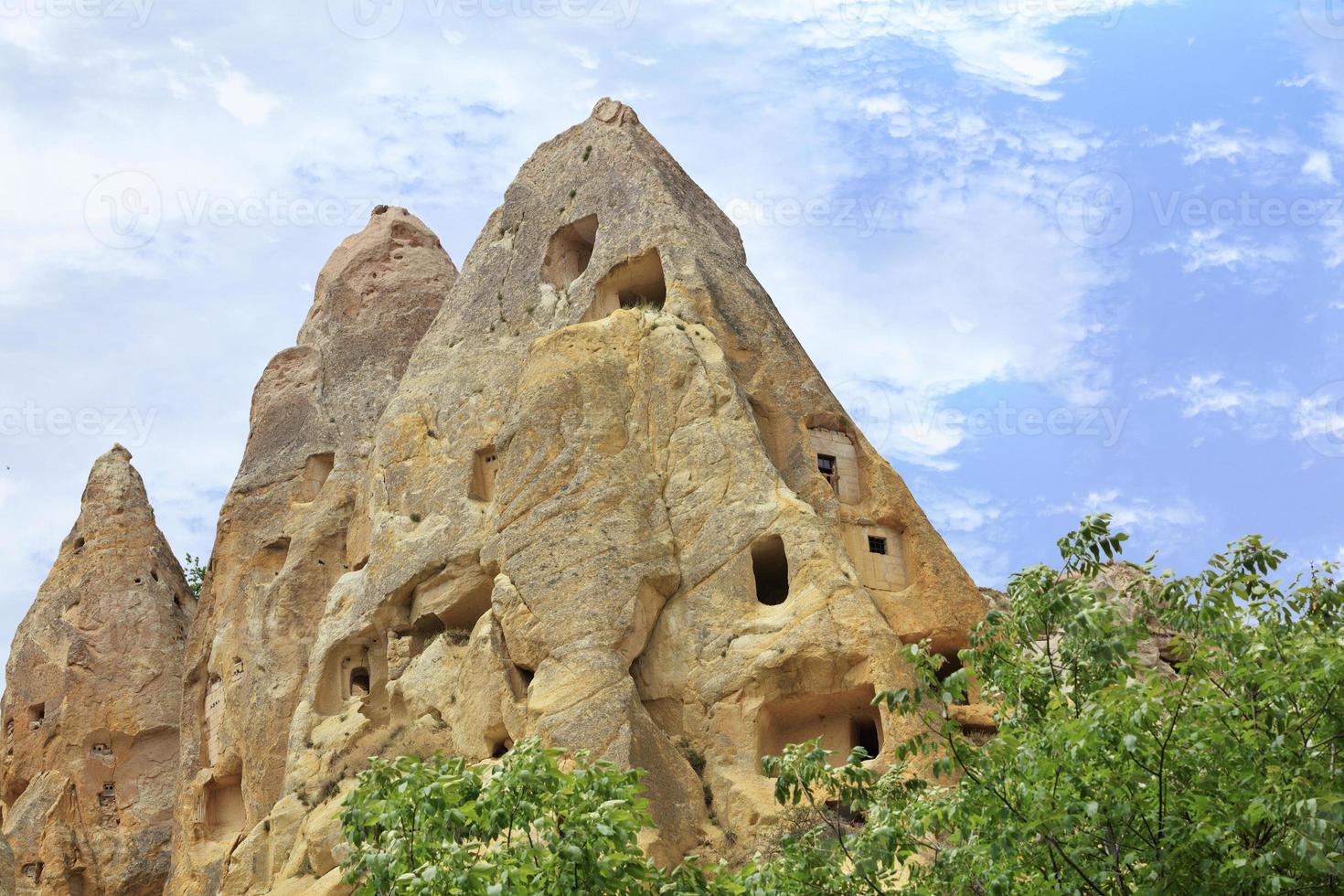 abitazioni nelle antiche grotte a forma di cono della valle del miele della cappadocia foto