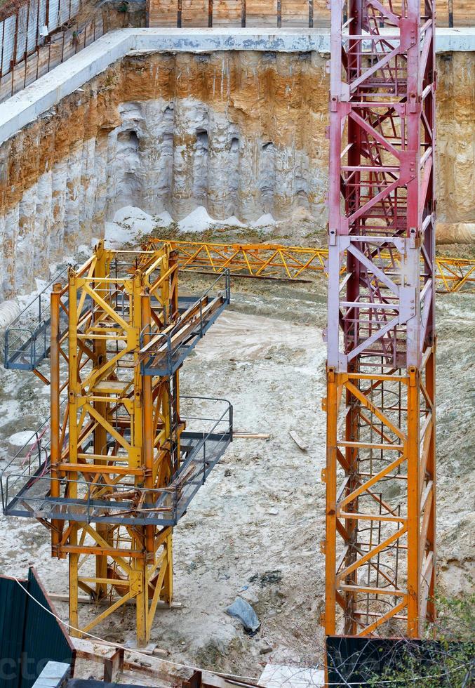 i componenti della gru a torre sono in cantiere e sono pronti per l'installazione. foto