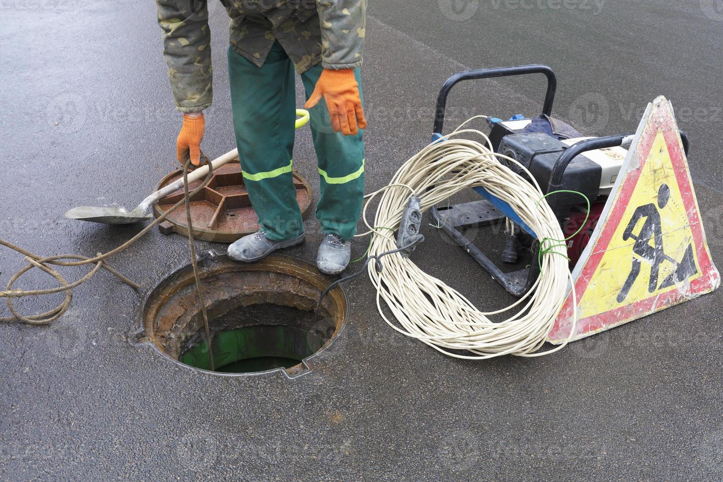 il dipendente ha aperto il portello in strada per eliminare la situazione di emergenza foto