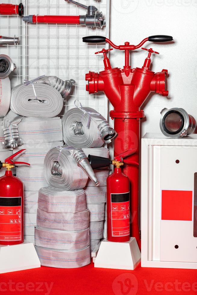 attrezzature antincendio, manichette, estintori, brusboit, idrante in rosso brillante. foto