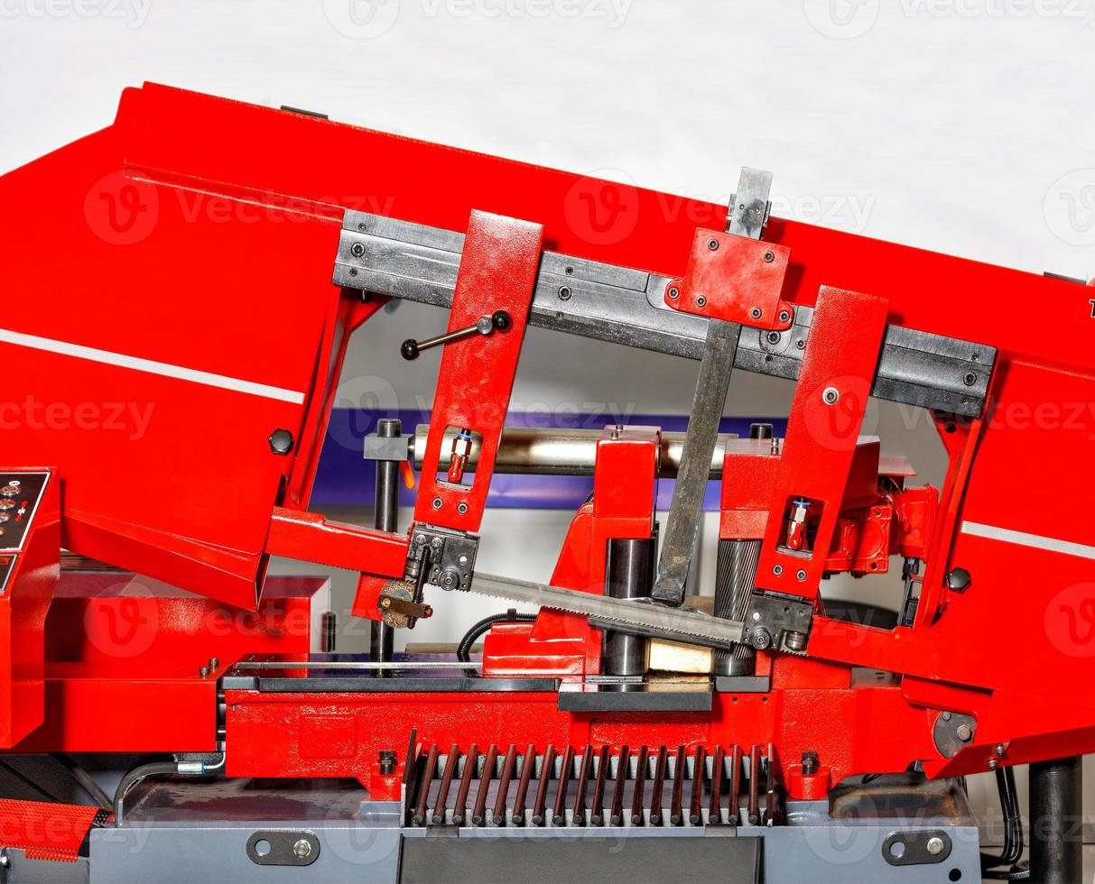 macchina industriale con sega a nastro per la lavorazione di parti metalliche di grandi dimensioni, primo piano. foto