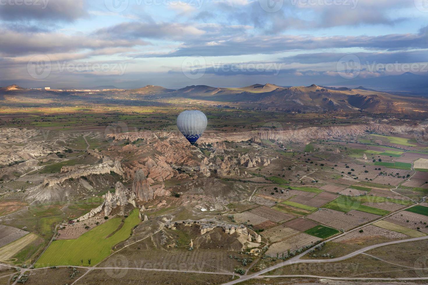 una mongolfiera sta sorvolando la valle in cappadocia foto