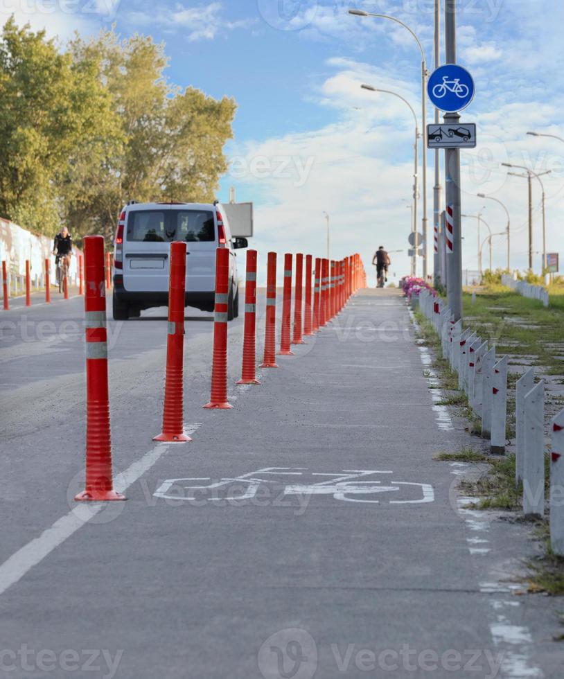 pista ciclabile nel parco recintata con colonnine rosse foto