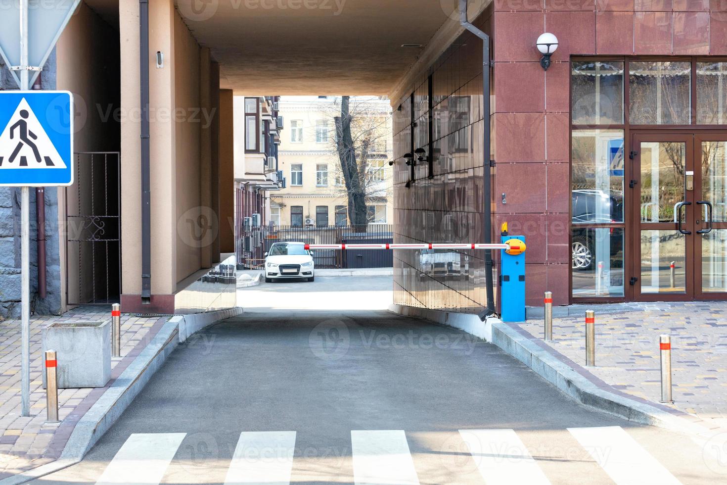 barriera automatica per ingresso ad arco nel cortile dell'edificio. foto