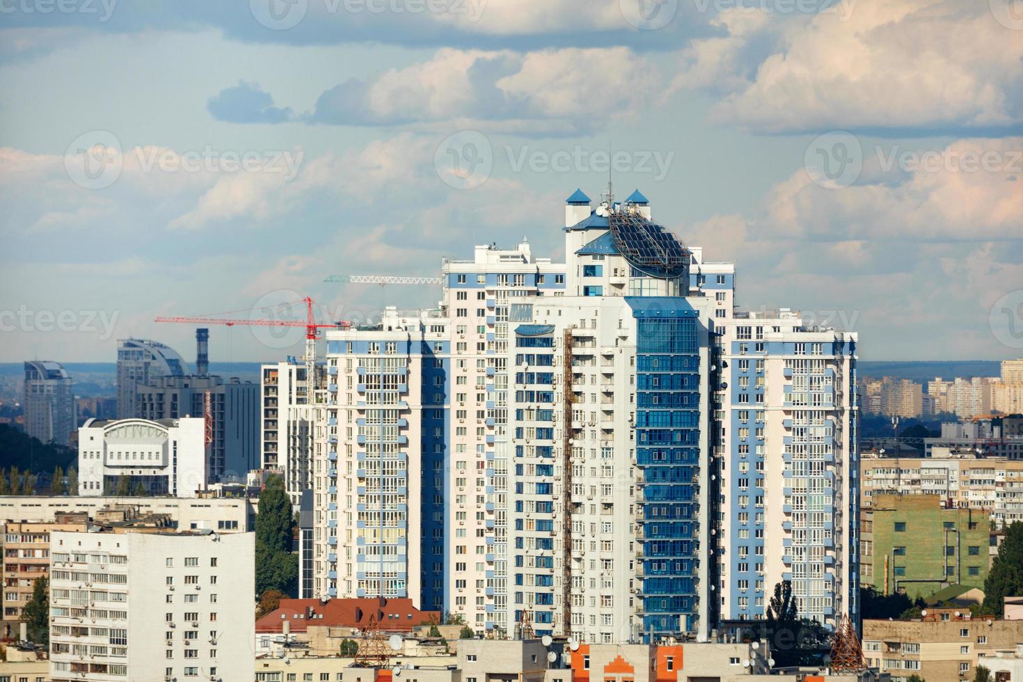 pannelli solari sul tetto di un edificio residenziale a più piani in una giornata di sole estivo. foto