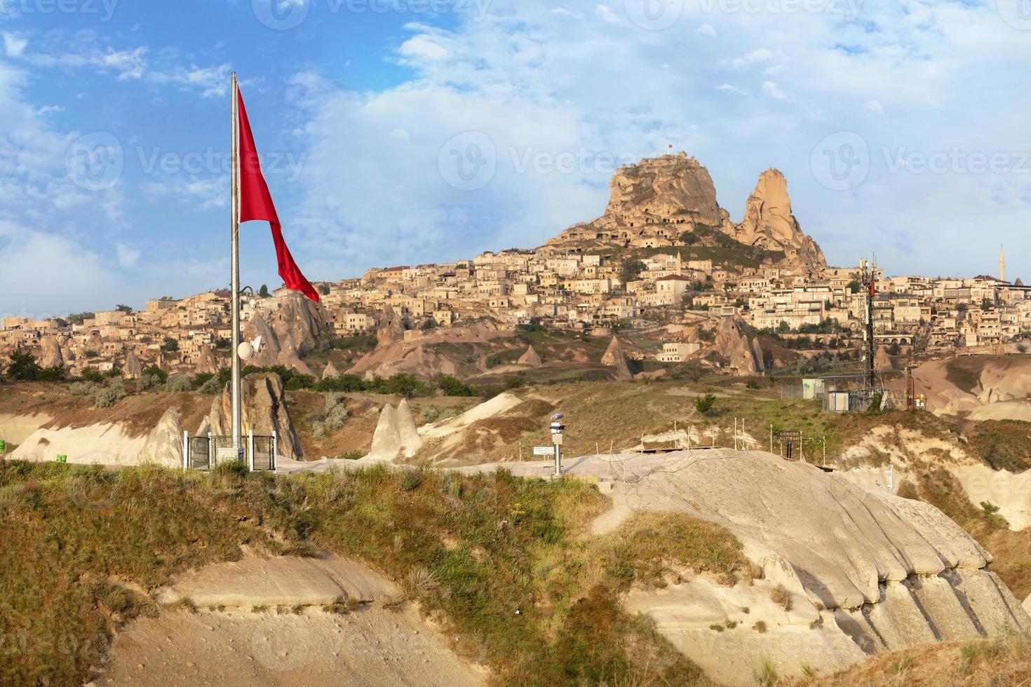 grande bandiera nazionale della turchia. grotta uchhisar. cappadocia, turchia. foto