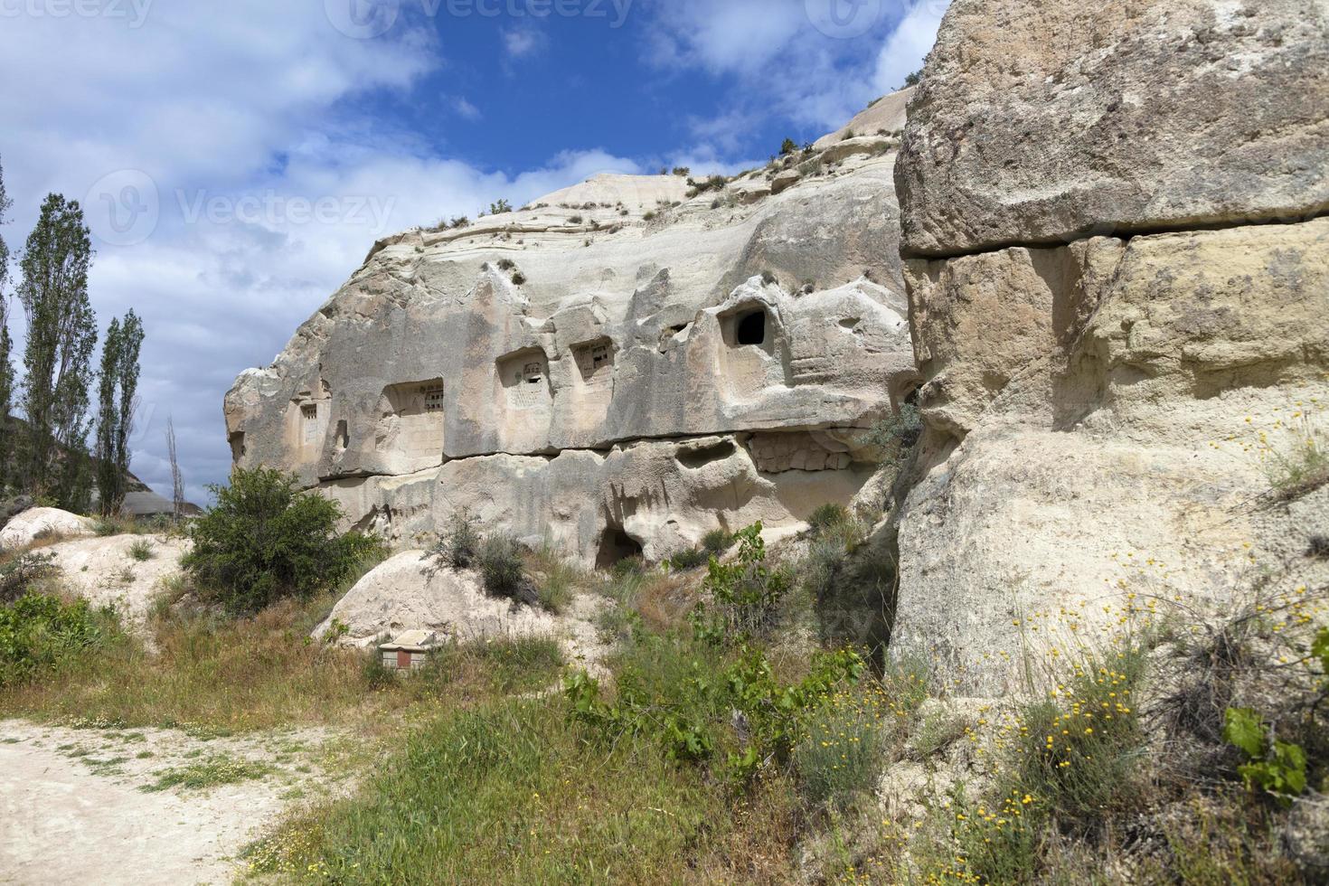 grotte abbandonate nelle montagne della cappadocia foto