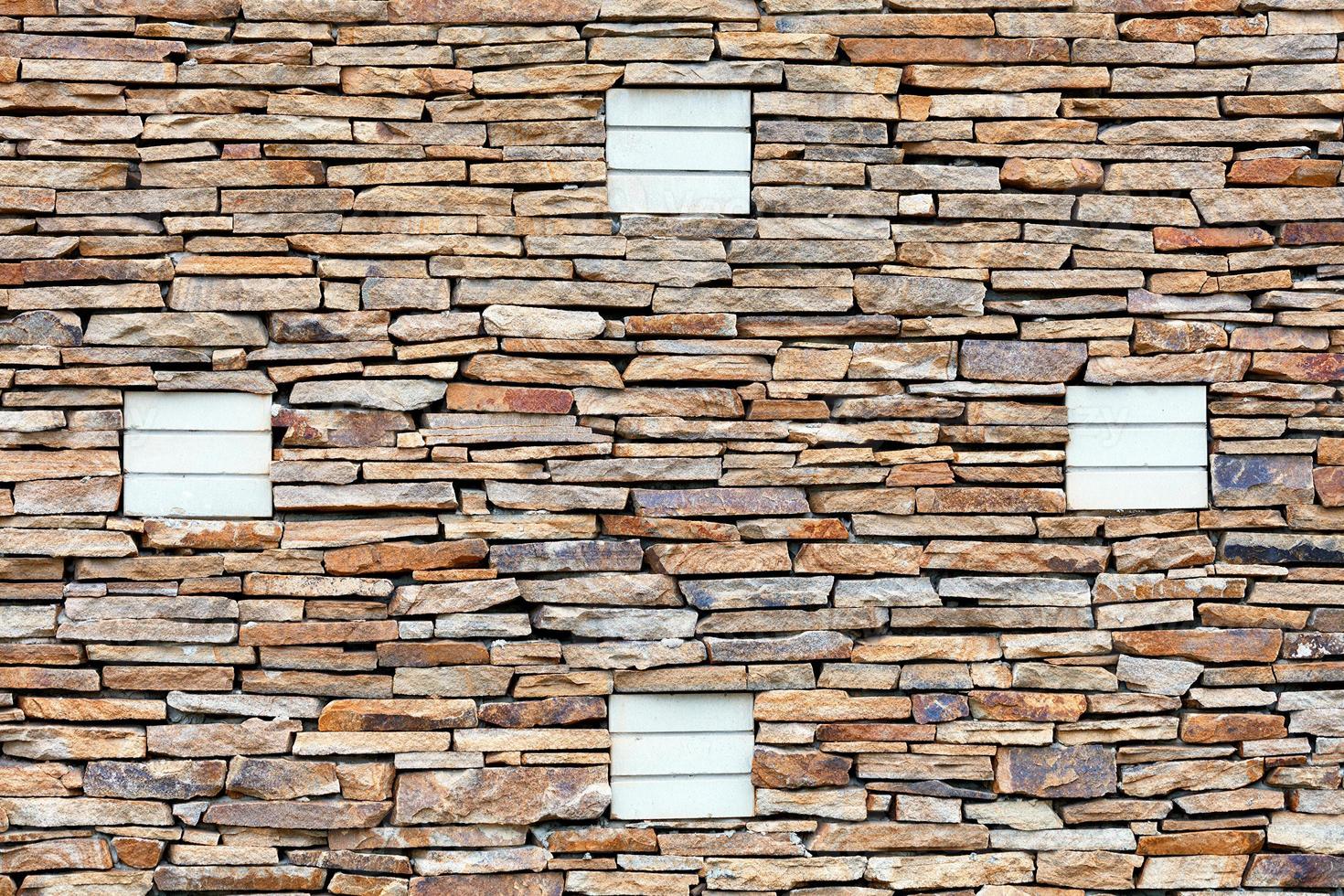 la trama del muro è rivestita di arenaria con un ornamento di mattoni di silicato. foto
