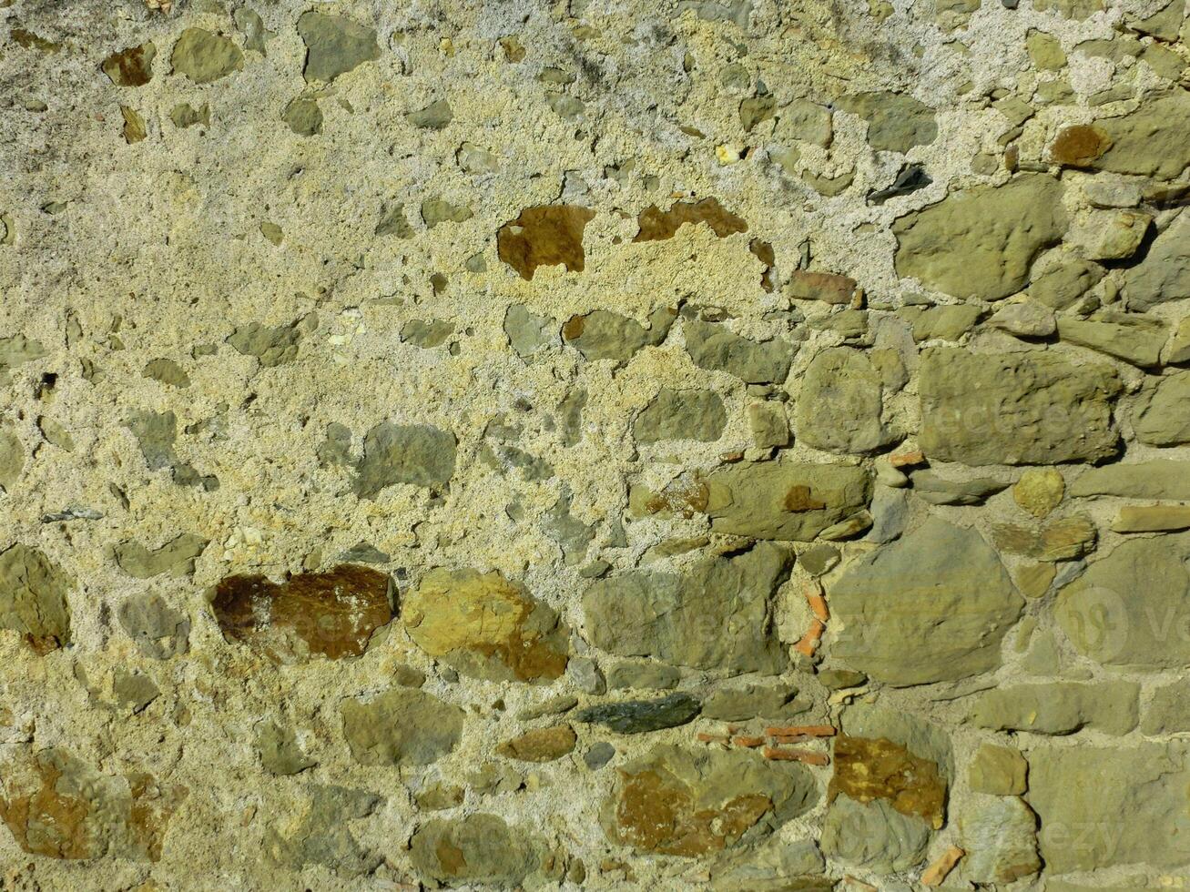 muro di pietra perfettamente organizzato, trama verde e bianca dalla trama di sfondo del muro di roccia foto