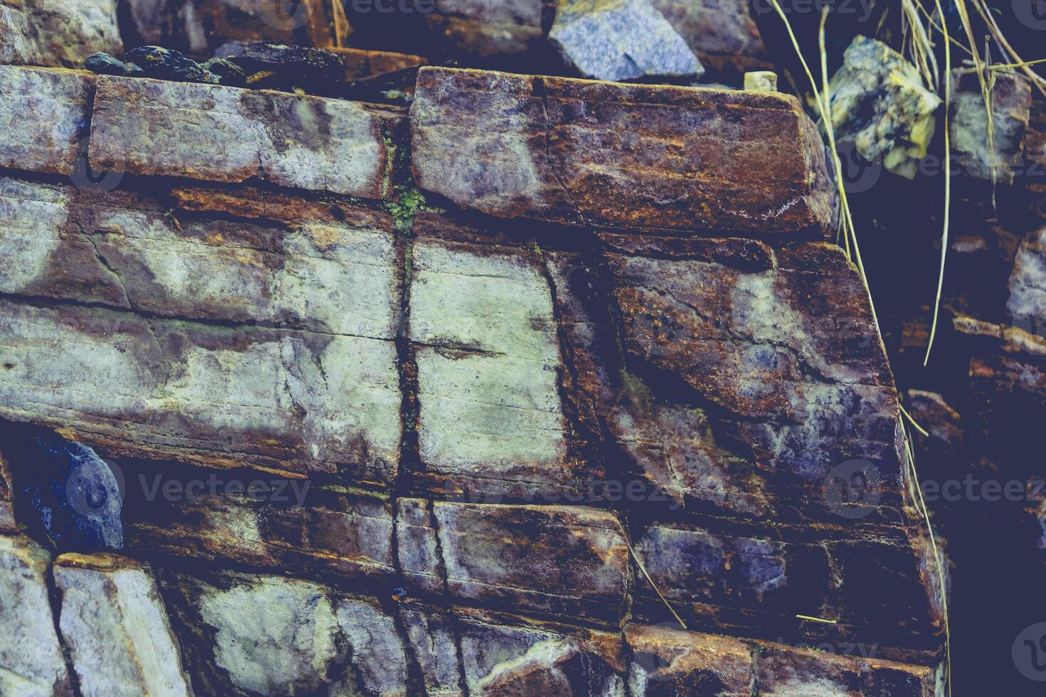 muro di pietra perfettamente organizzato, trama blu scuro e bianca dalla trama di sfondo del muro di roccia foto