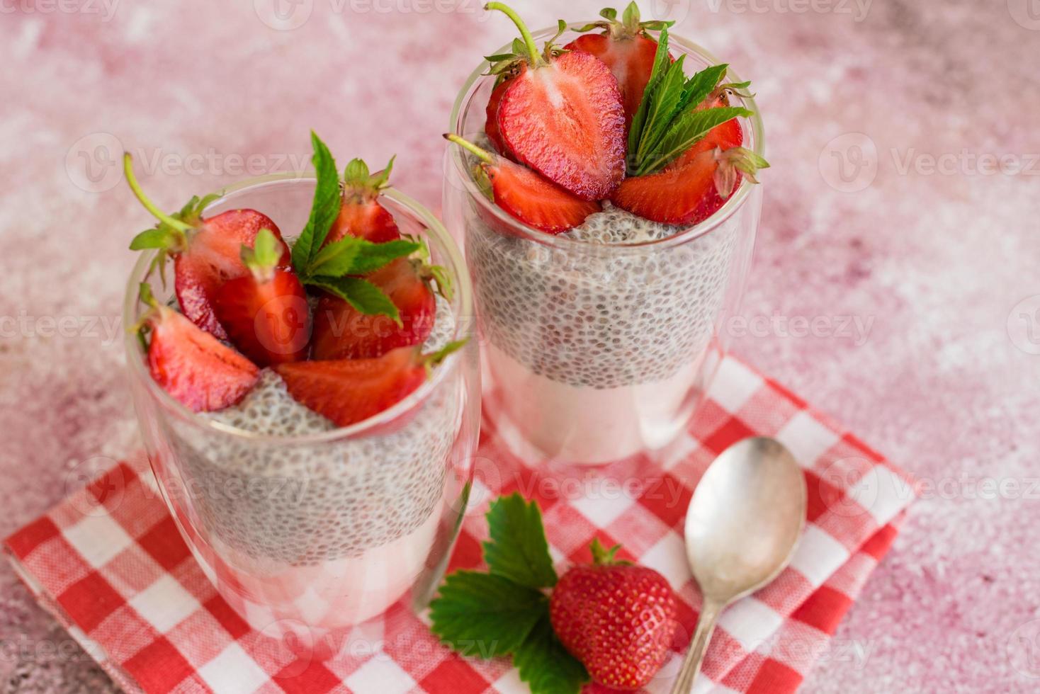 gustosa colazione sana, yogurt con semi di chia e frutta foto