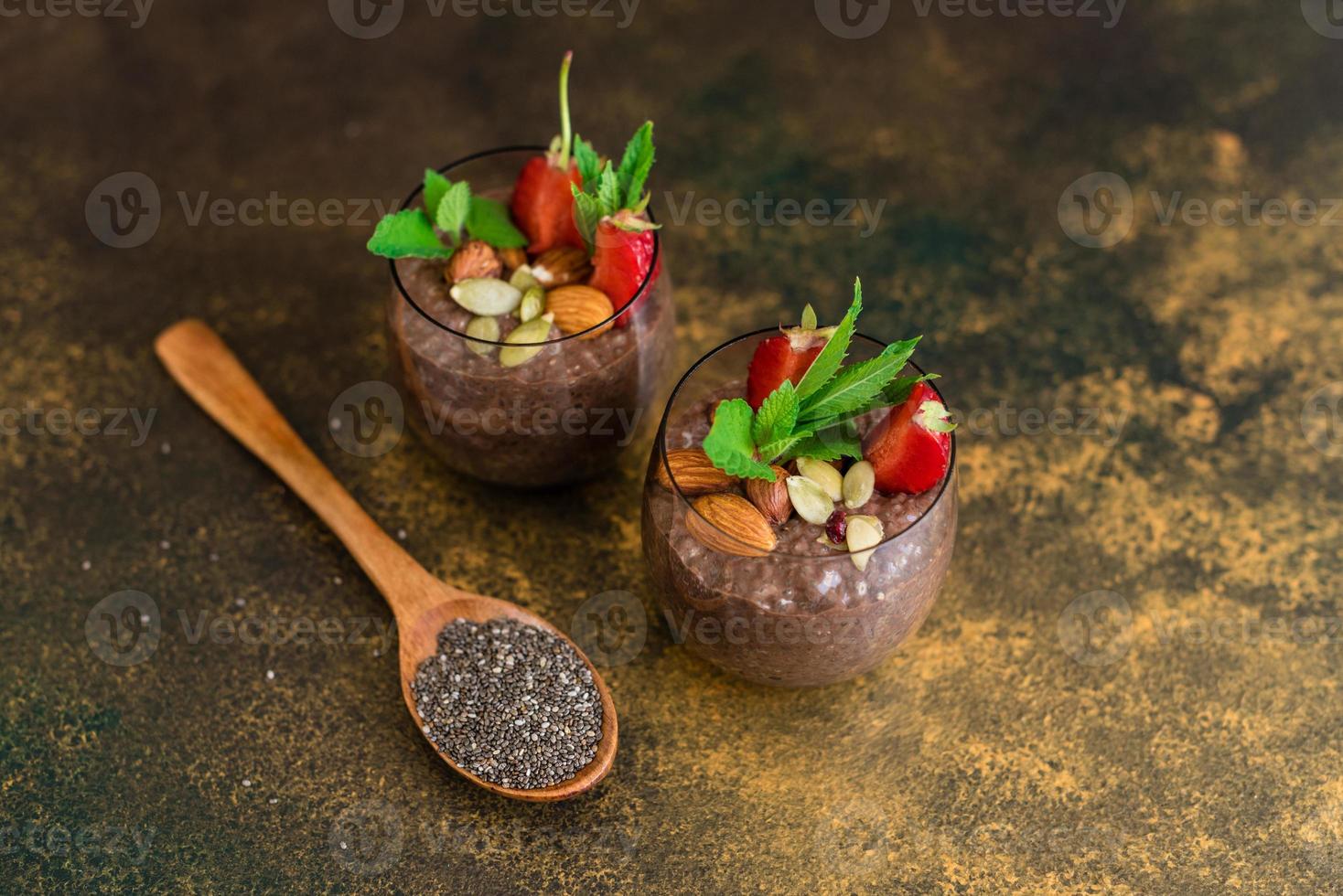 budino di chia con cacao, cioccolato e noci nel latte di mandorle foto