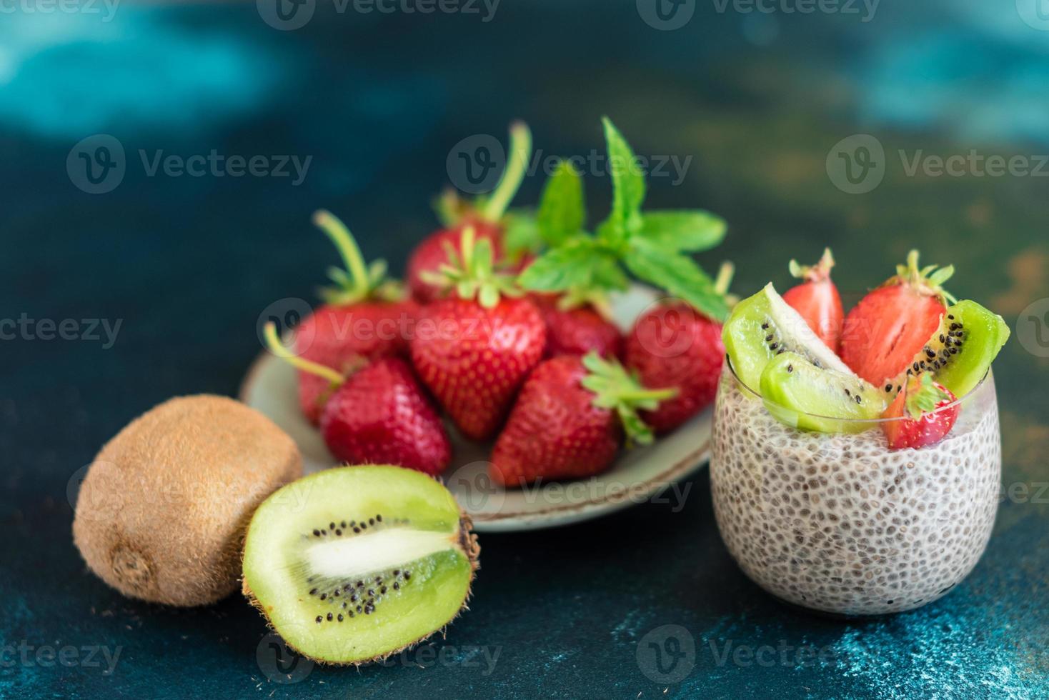 gustosa colazione sana, yogurt con semi di chia e frutta foto