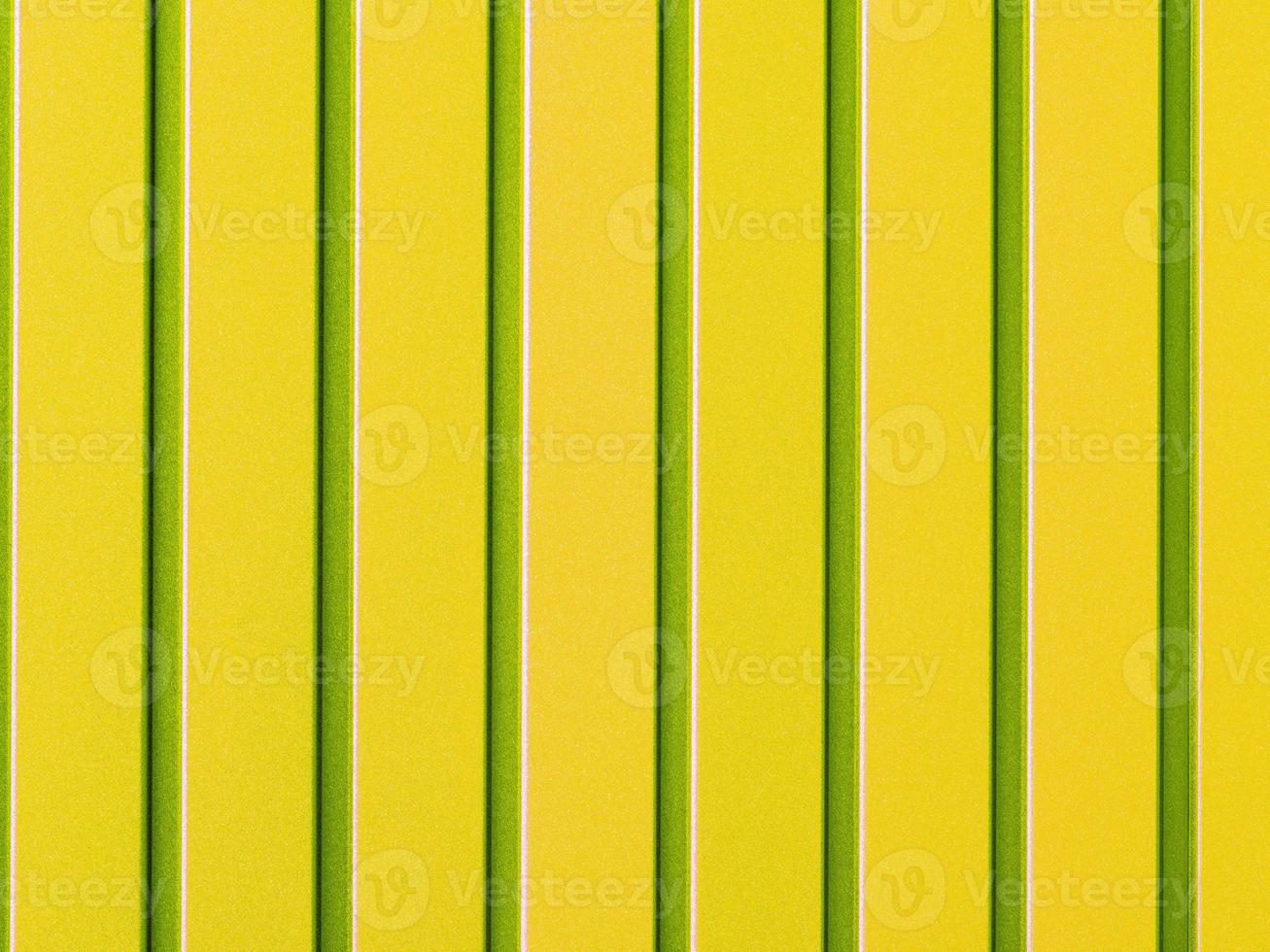 lamiera grecata gialla con guide verticali. foto