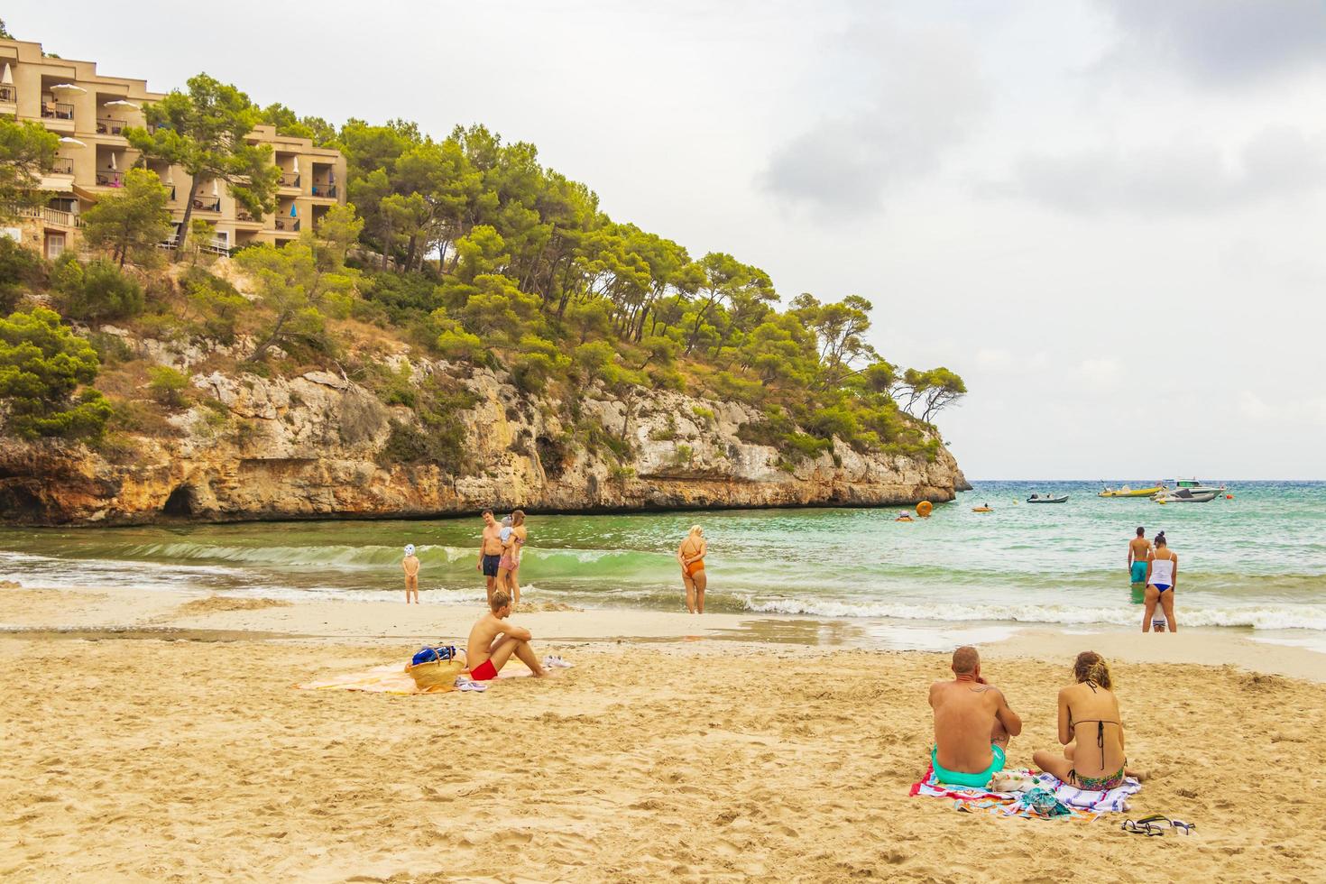 mallorca isole baleari spagna 10. settembre 2018 spiaggia, scogliere e baia cala santanyi, mallorca isole baleari spagna. foto