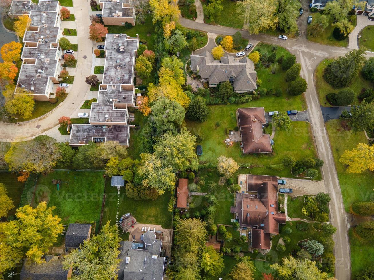 vista aerea del quartiere residenziale di Northfield, il. molti alberi iniziano a cambiare i colori dell'autunno. grandi complessi residenziali di appartamenti. strade tortuose con grandi alberi. foto