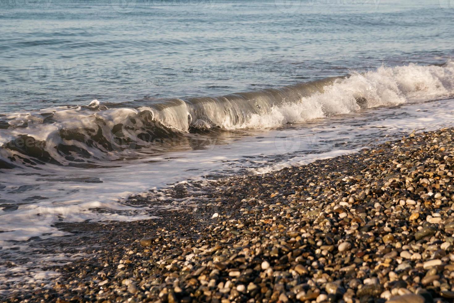 onde sulla riva del mare. increspatura dell'acqua vicino alla costa foto