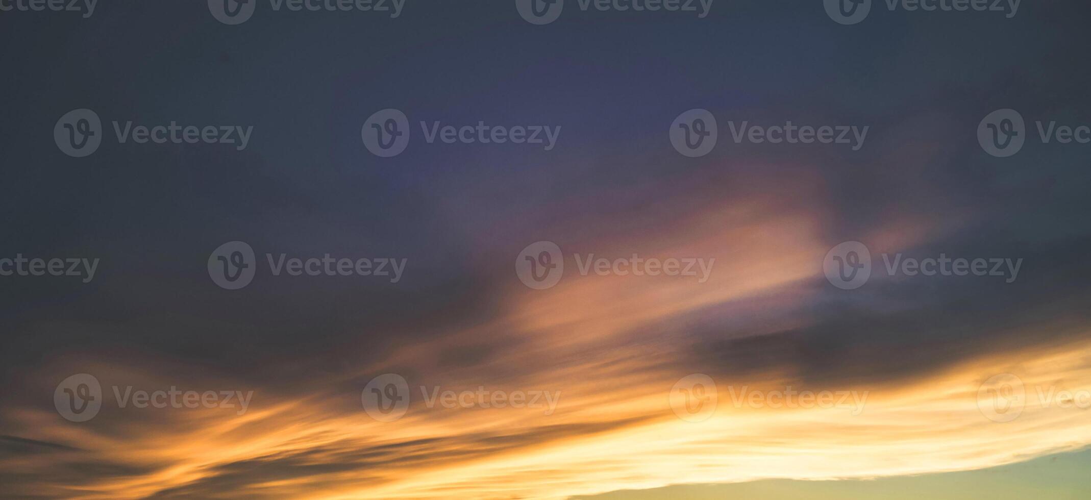 bel cielo bellezza serale e nuvole al tramonto, all'alba, i raggi del sole sfondano le nuvole. naturale foto