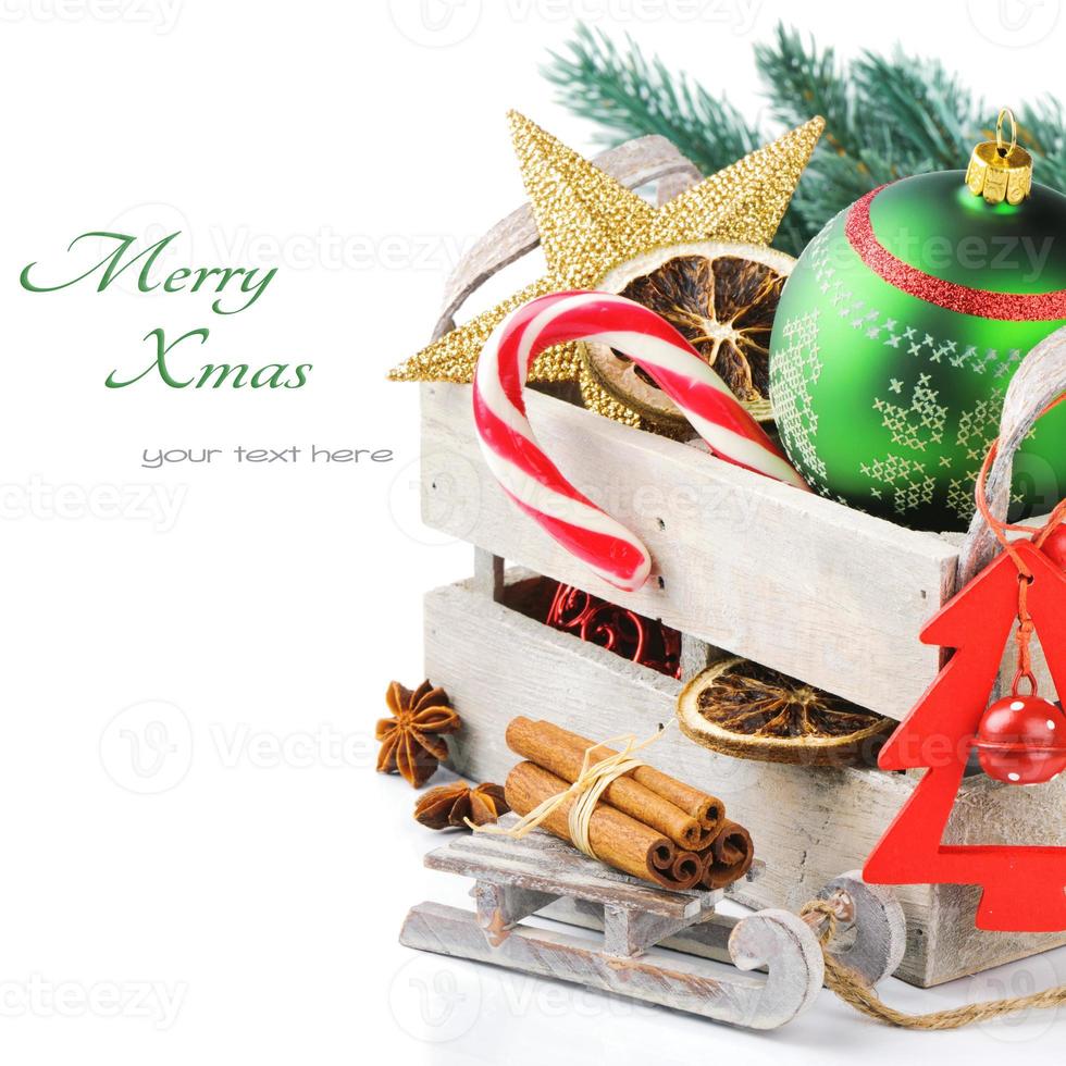 vecchia scatola di legno con decorazioni natalizie colorate foto