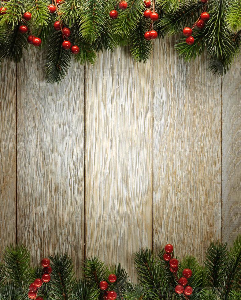 abete di Natale su struttura di legno. sfondo vecchi pannelli foto