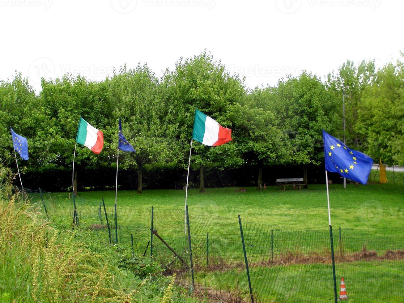 bandiera d'europa e italia foto