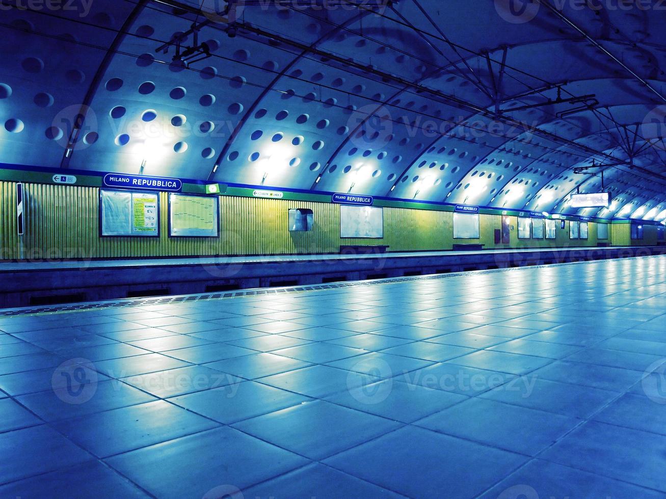 piattaforma della stazione della metropolitana foto