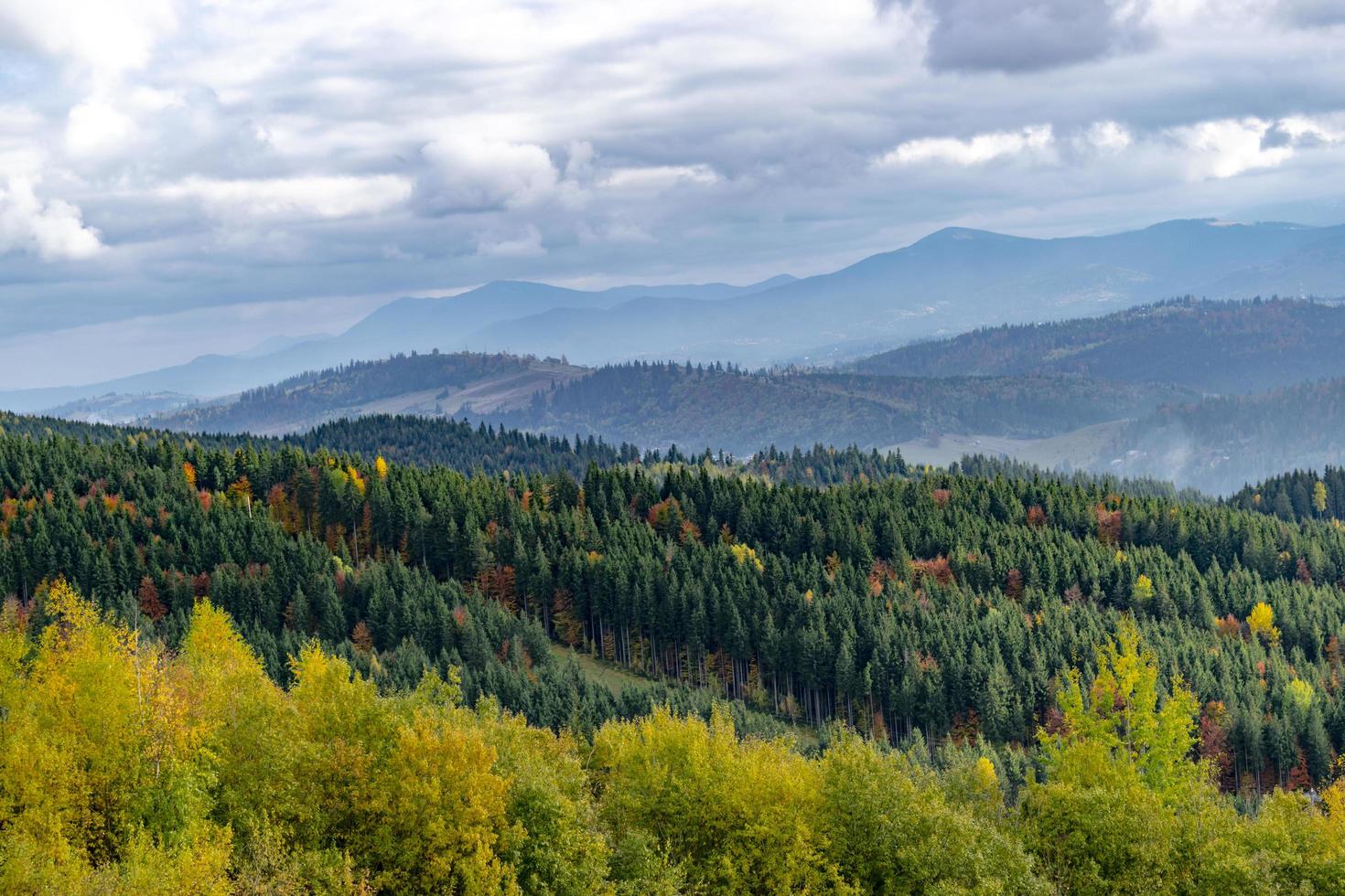 colline dei Carpazi ucraini, paesaggio diurno autunnale foto