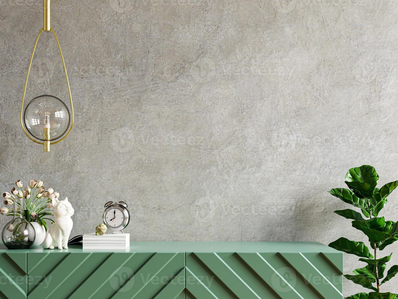 mockup muro di cemento con piante ornamentali e elemento decorativo sull'armadio. foto