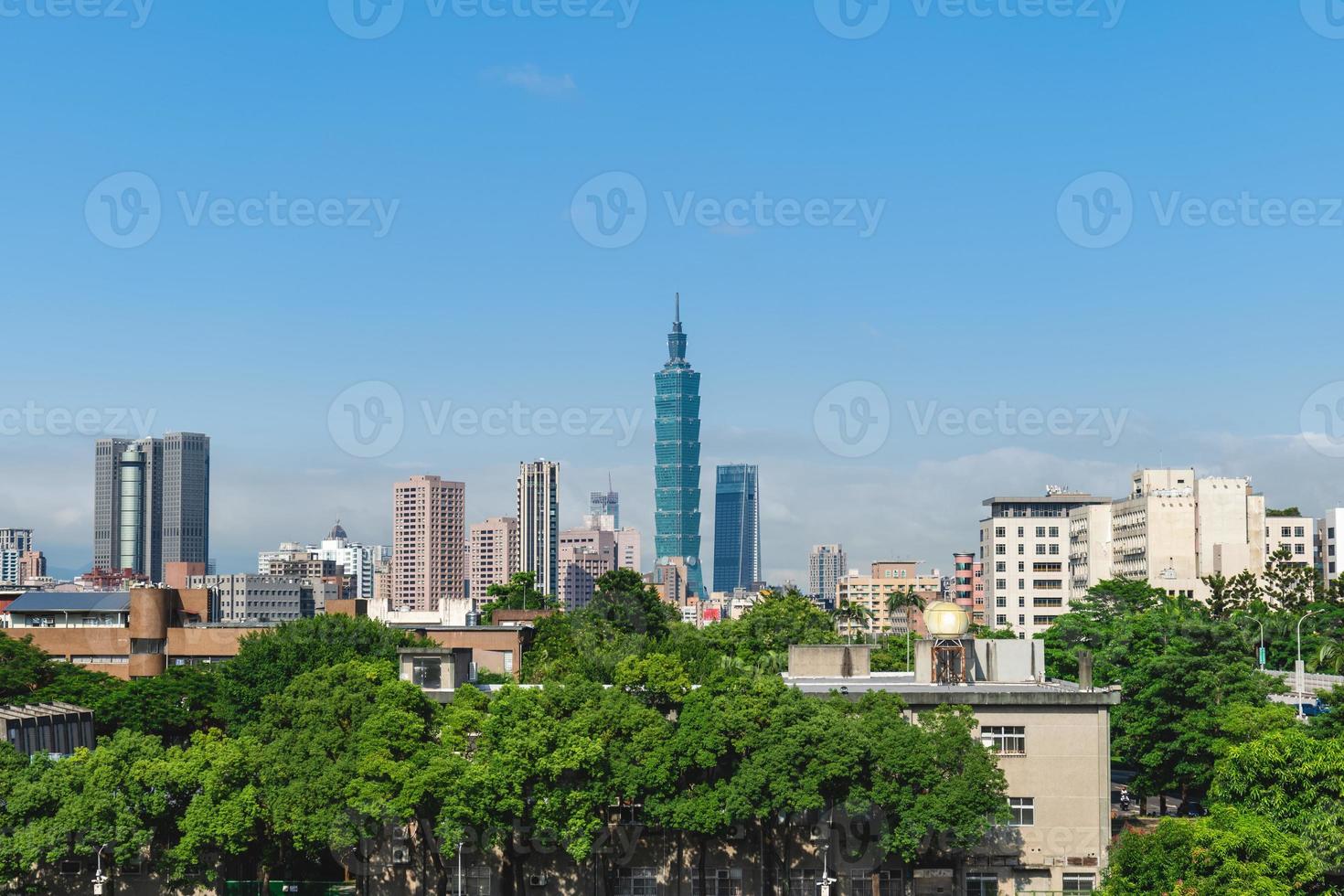 skyline della città di taipei con la torre 101 a taiwan foto