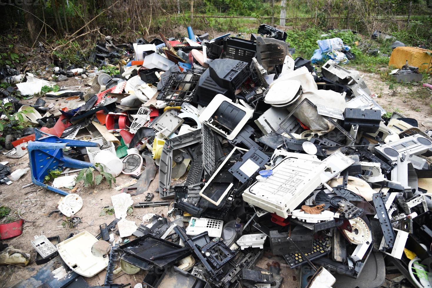 Rifiuti elettronici pronti per il riciclaggio, pila di elettronica usata e divisione dei rifiuti di articoli per la casa rotta o danneggiamento della spazzatura foto