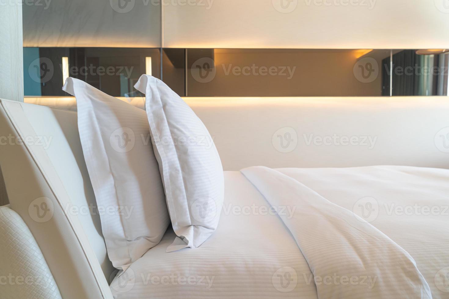 decorazione di cuscini bianchi comodi sul letto foto