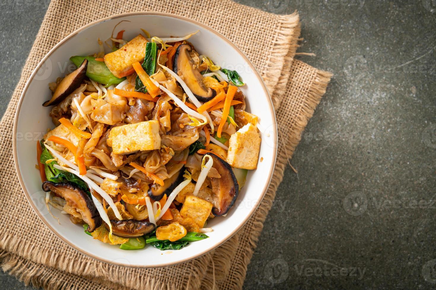 noodles saltati in padella con tofu e verdure foto