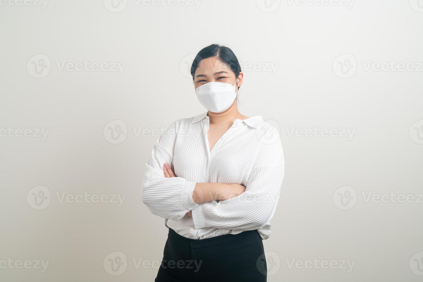 donna asiatica che indossa una maschera con sfondo bianco foto