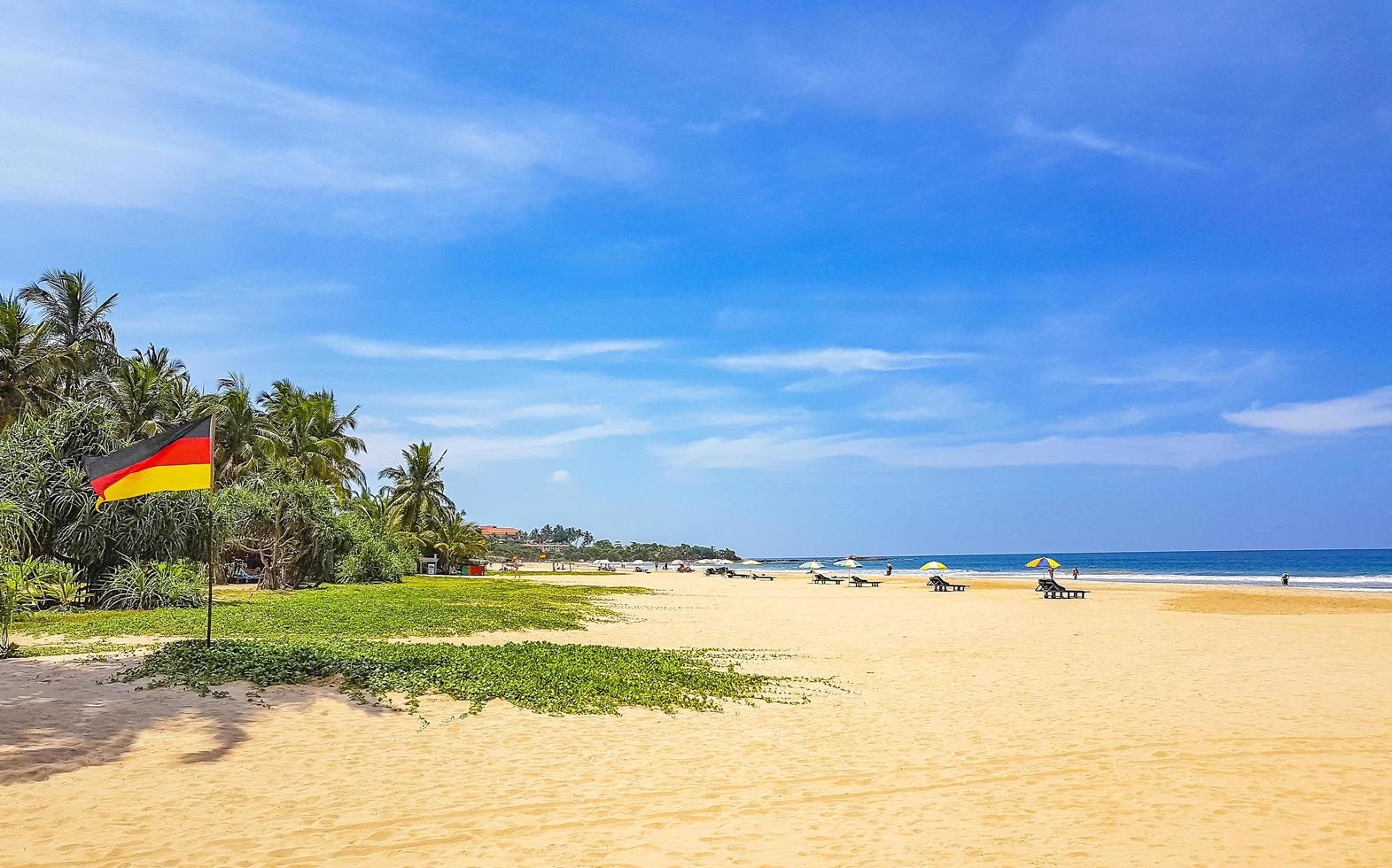 bellissimo panorama panorama tedesco spiaggia spiaggia di bentota in sri lanka. foto