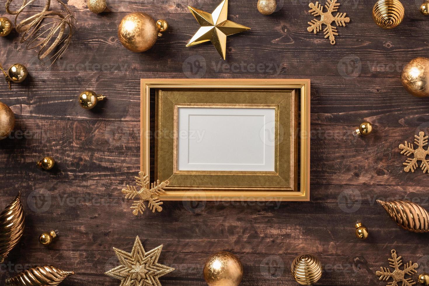 cornice e pallina d'oro di natale, ornamento decorazione stella su tavolo in legno marrone foto