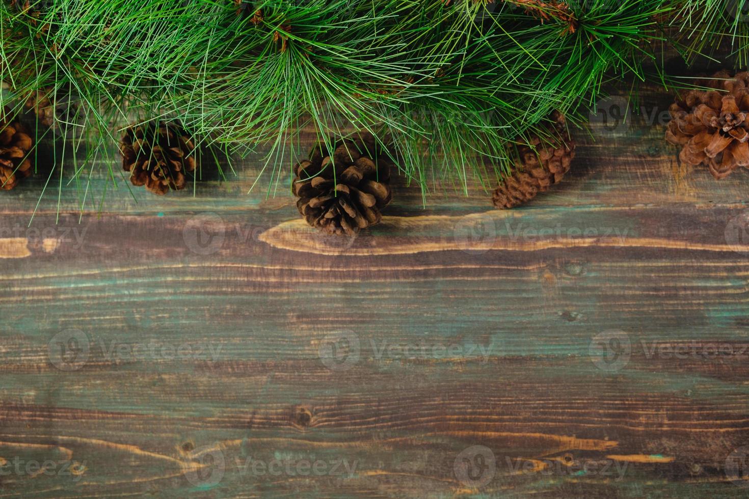 abete di pino di natale con decorazione di pigna su sfondo tavolo in legno rustico vintage foto