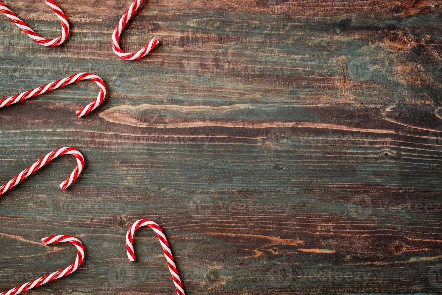 decorazione di oggetti di ornamento pallina di natale su tavola di legno foto