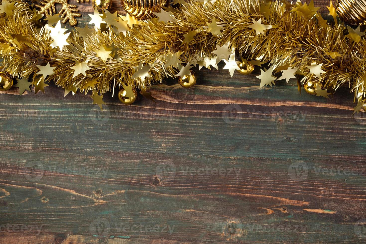 decorazione di oggetti di ornamento pallina di natale su tavola di legno foto