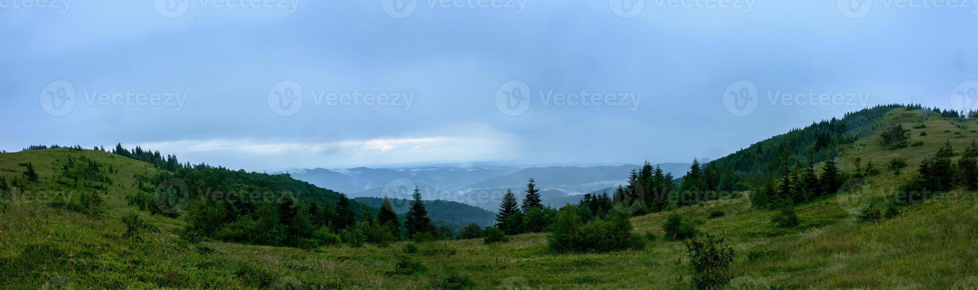 incredibile panorama sulla montagna yavorinka nei carpazi durante la pioggia foto