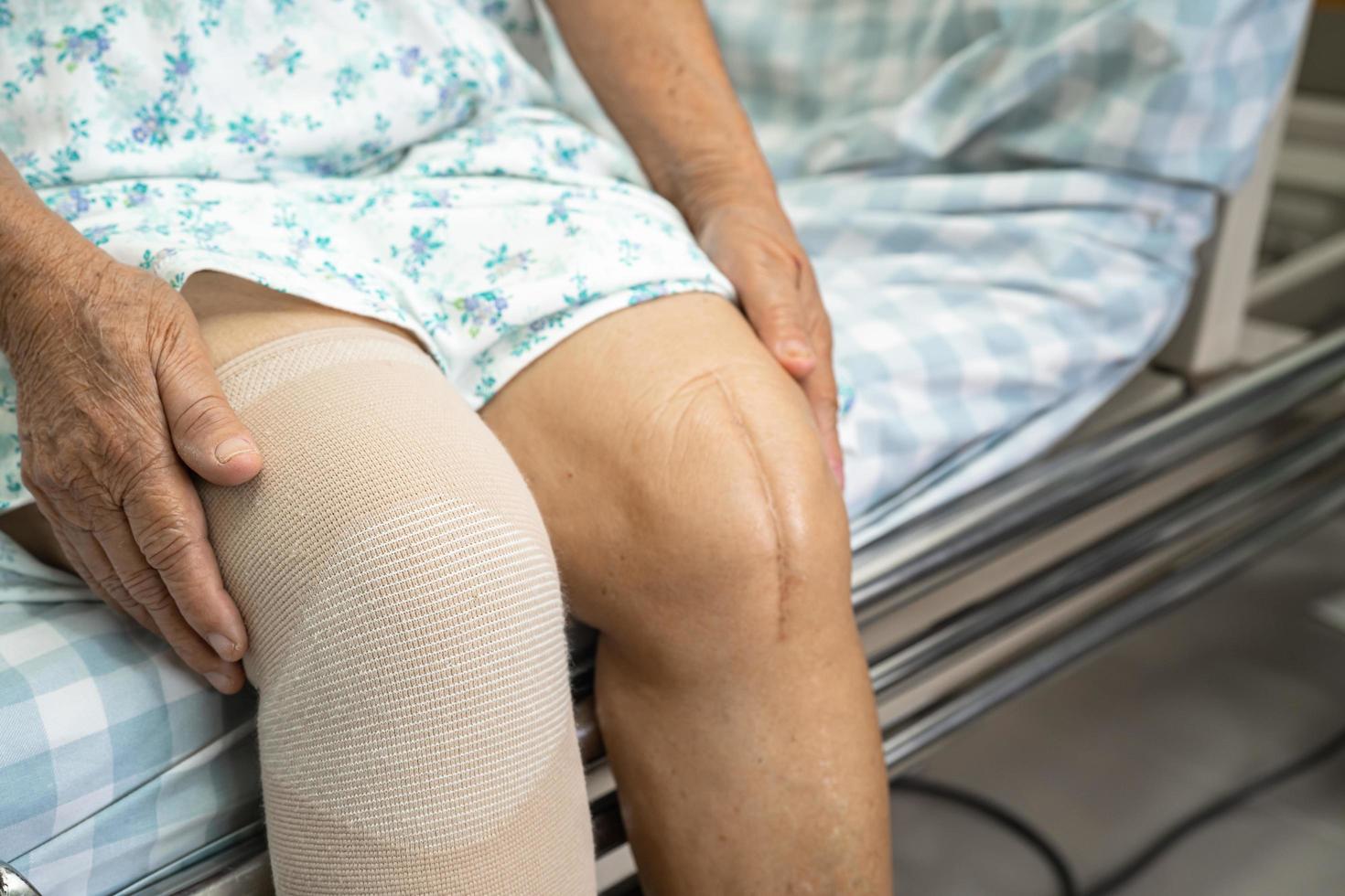 asiatico anziano o anziana signora anziana paziente con articolazione del dolore al ginocchio sul letto nel reparto ospedaliero di cura, concetto medico sano e forte. foto